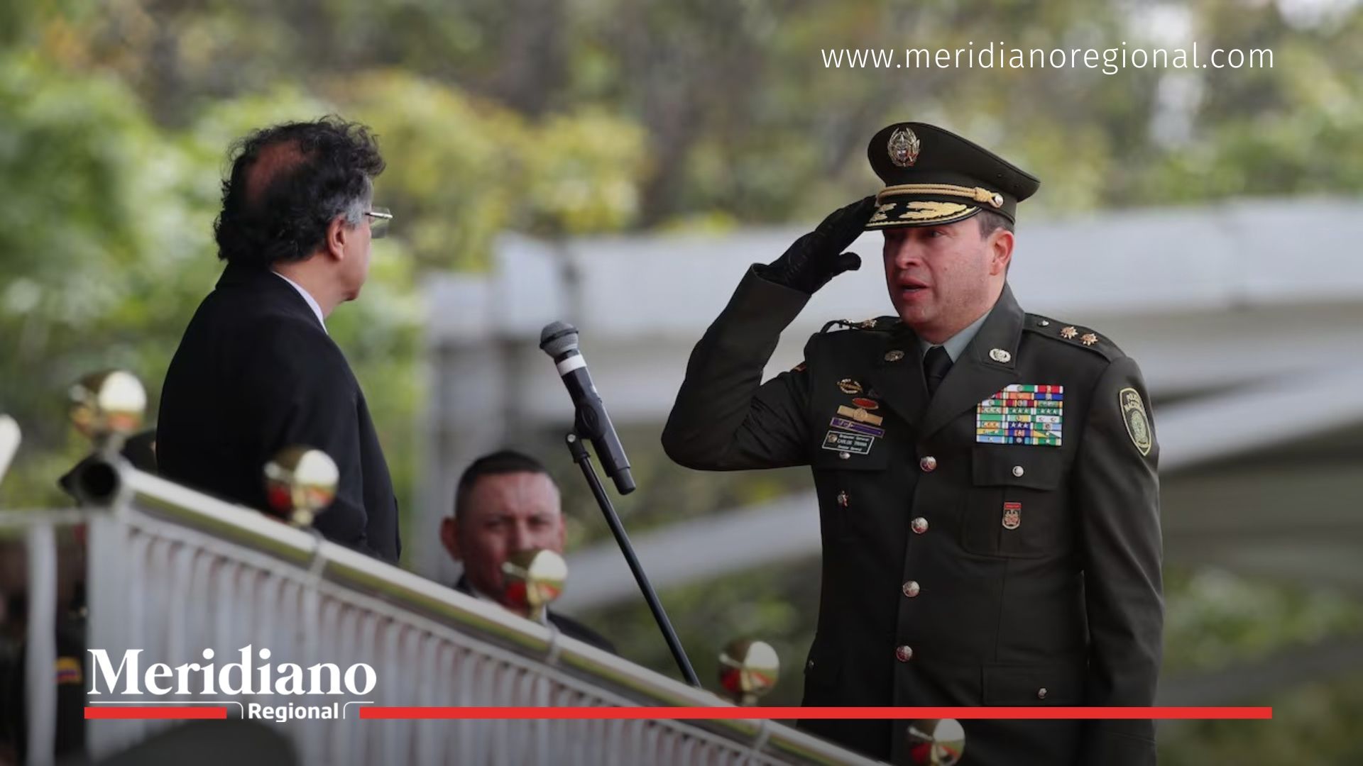 El presidente Gustavo Petro junto a un alto oficial de la Policía en un evento público, en el marco del anuncio de cambio en la dirección de la institución.