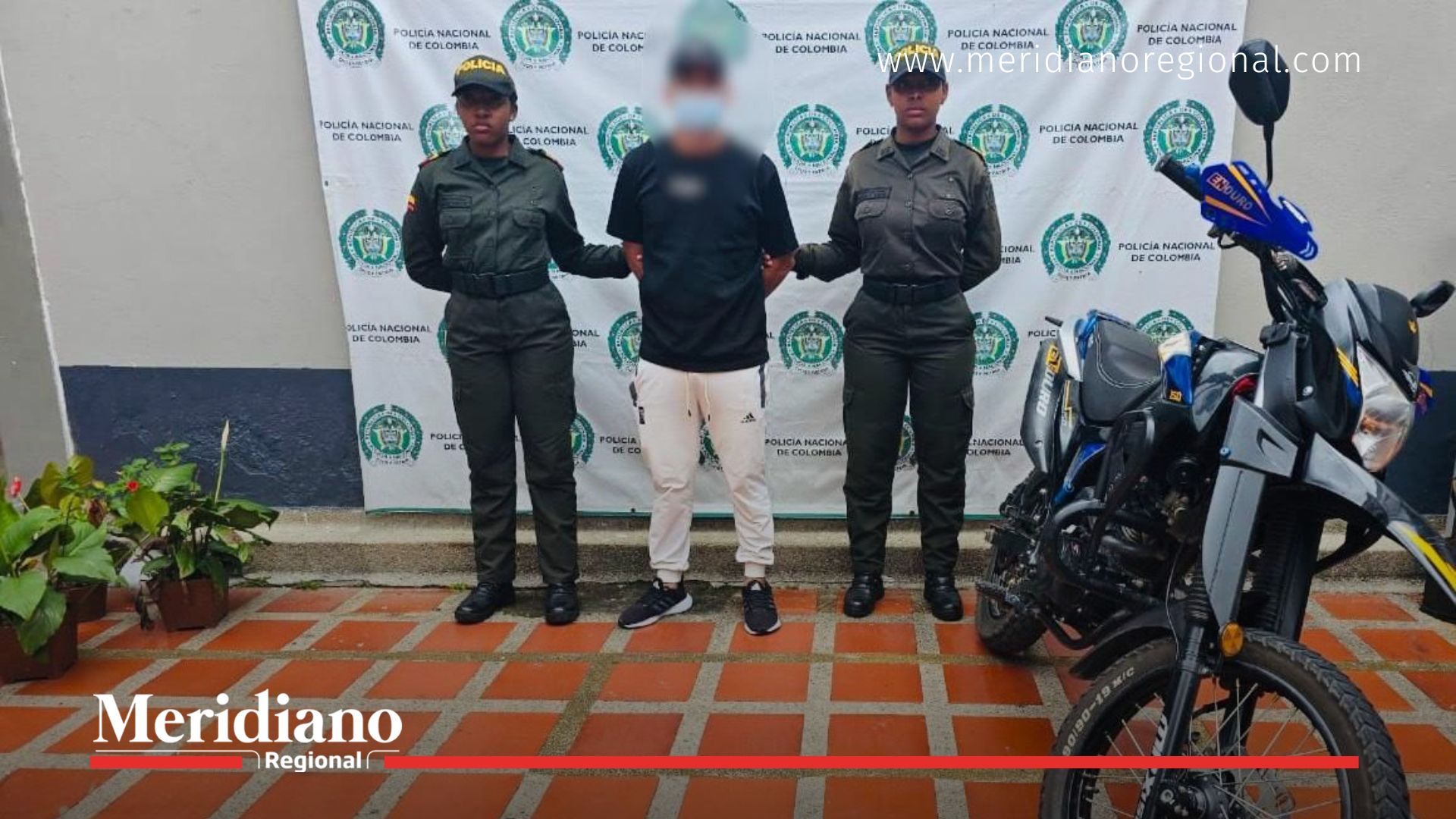 Autoridades de la Policía Nacional presentan al capturado en La Unión, Nariño, junto con la motocicleta incautada durante el operativo.