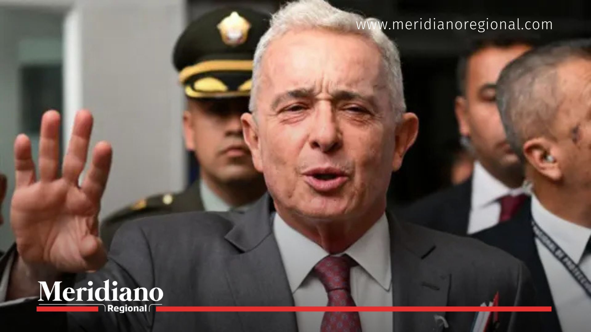Álvaro Uribe saluda a los medios tras ser absuelto por el Tribunal Superior de Bogotá en el caso de soborno y fraude procesal.