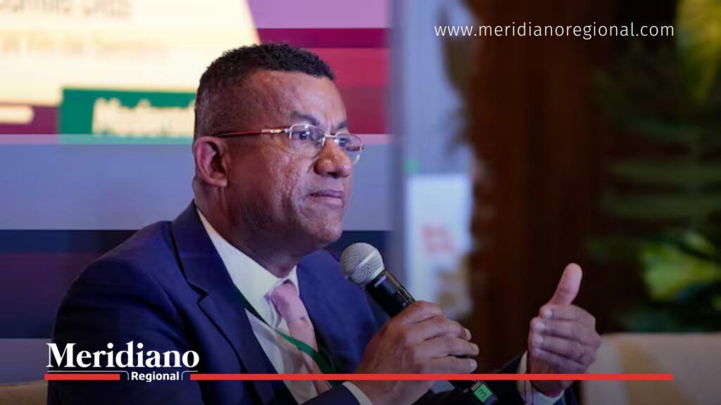 Gobernador Luis Alfonso Escobar en evento público en Nariño hablando sobre la paz y rechazando los bombardeos de Estados Unidos en el Pacífico colombiano.