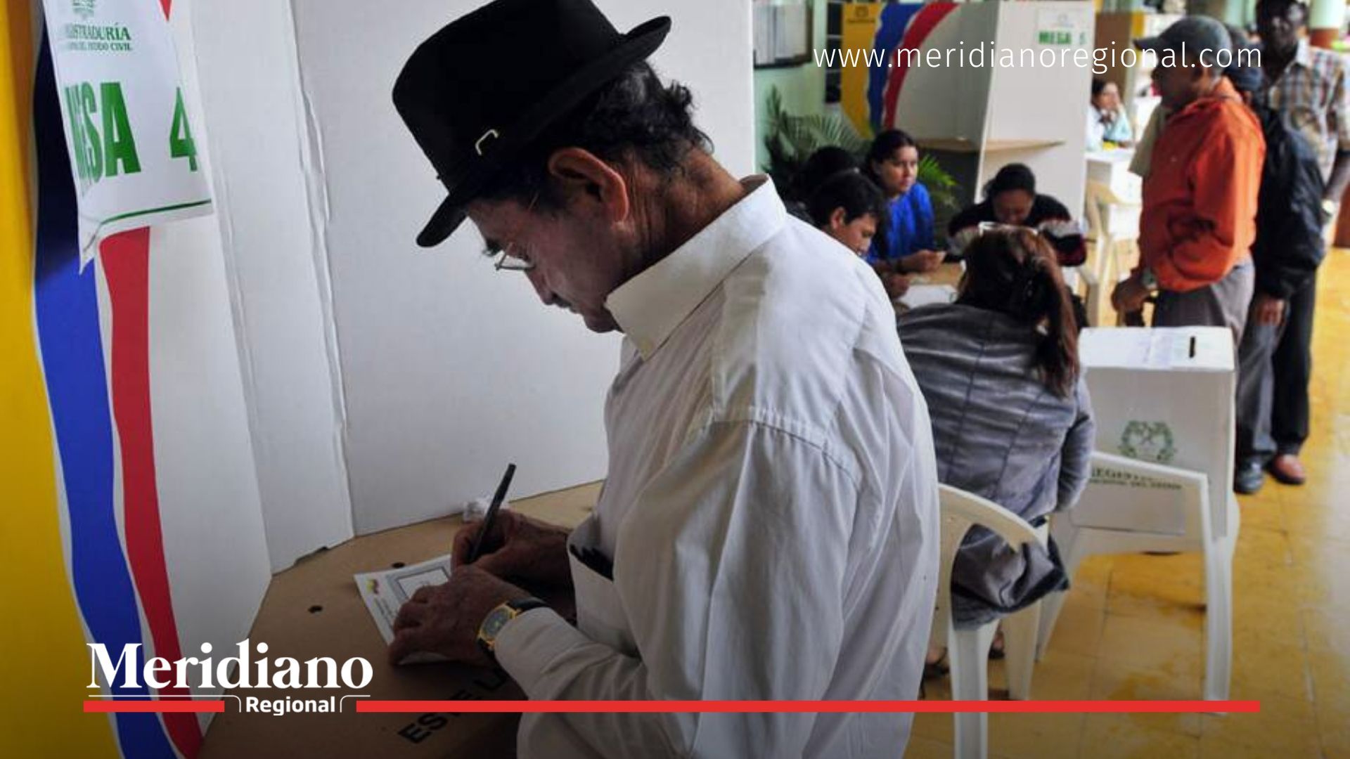 Ciudadano del Cauca vota durante la seguridad consulta Pacto Histórico Cauca, en una jornada electoral con acompañamiento de autoridades y medidas de control.
