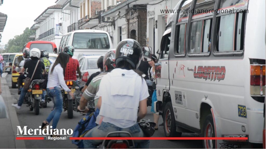 Tráfico en el centro histórico de Popayán – precio gasolina Popayán - Meridiano Regional Tráfico de buses y motos en el centro histórico de Popayán, afectado por el aumento del precio gasolina Popayán tras el nuevo ajuste nacional.