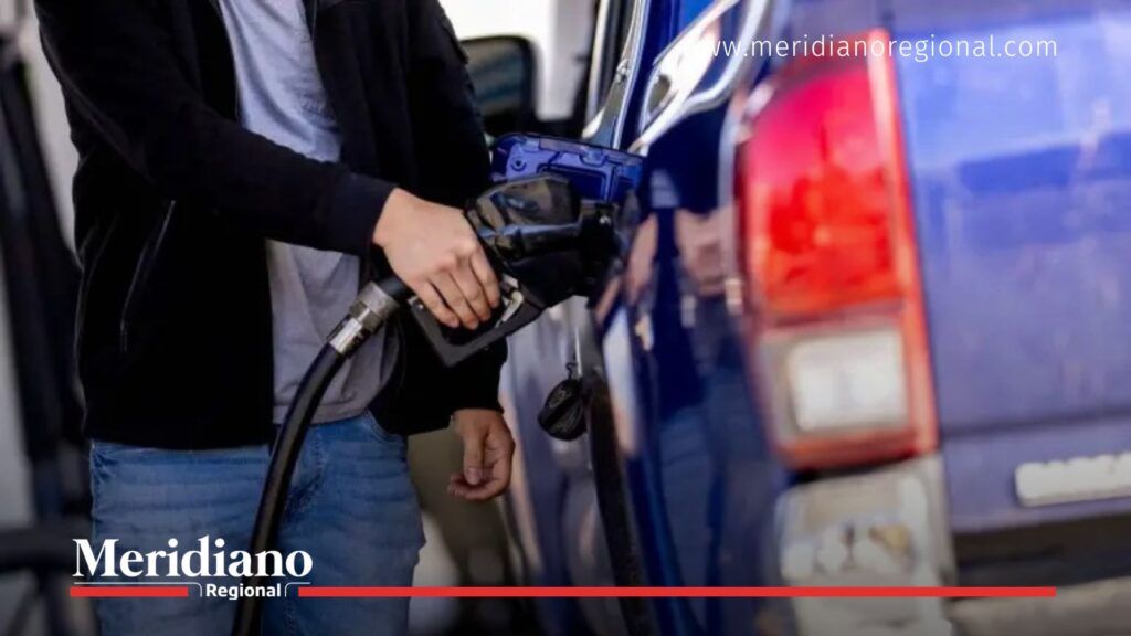 Tanqueo de vehículo en Popayán – precio gasolina Popayán - Meridiano Regional Conductor tanqueando gasolina en Popayán, afectado por el aumento del precio gasolina Popayán a .068 por galón.