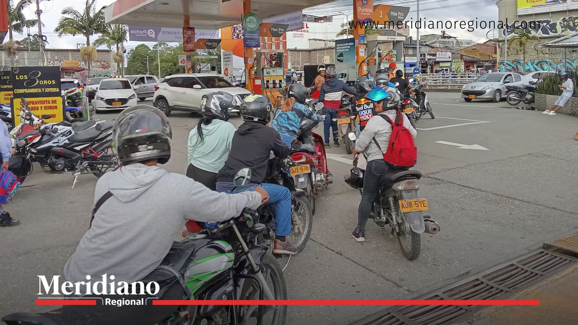 Motos tanqueando gasolina en una estación de servicio de Popayán tras el aumento del precio gasolina Popayán a $16.068 por galón.