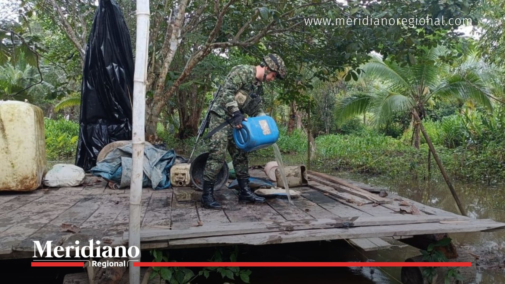 Ofensiva militar contra el narcotráfico en Nariño - Meridiano Regional Soldado del Ejército Nacional participa en la ofensiva militar contra el narcotráfico en Nariño, vertiendo residuos químicos tras la destrucción de un laboratorio de coca en zona rural del Pacífico nariñense.
