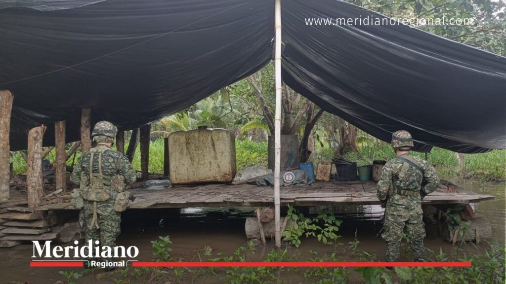 Militares vigilan laboratorio tras ofensiva en Nariño - Meridiano Regional Militares del Ejército Nacional vigilan un laboratorio desmantelado durante la ofensiva militar contra el narcotráfico en Nariño, parte del Plan Ayacucho Plus.