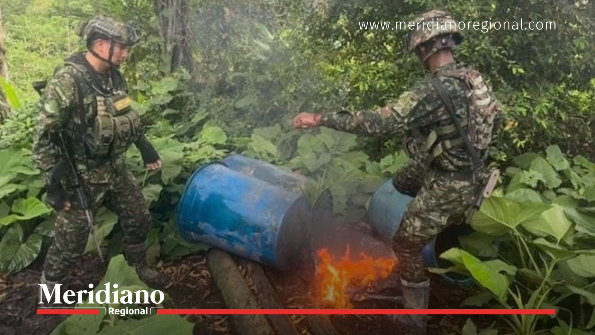 Soldados del Ejército Nacional destruyen insumos de laboratorios ilegales durante la ofensiva militar contra el narcotráfico en Nariño, dentro del Plan Ayacucho Plus.