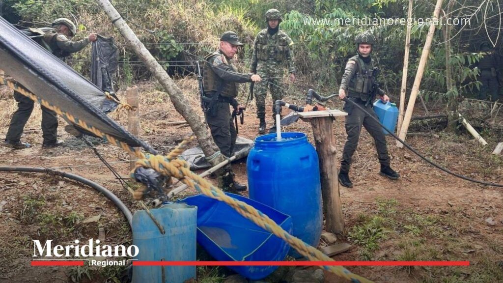 Soldados del Ejército Nacional combaten la minería ilegal en el Cauca durante un operativo en zona rural de Santander de Quilichao.