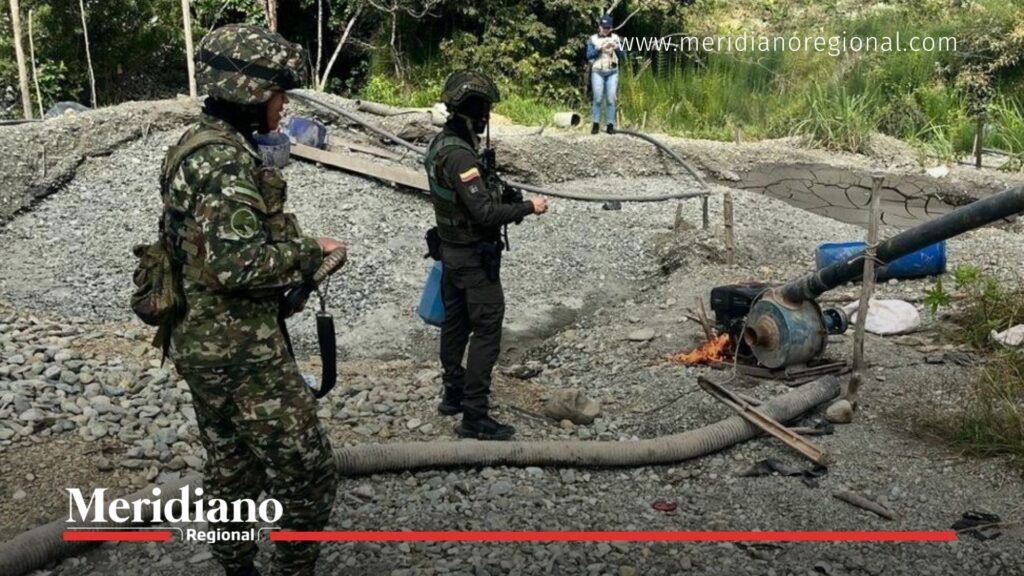 Soldados del Ejército Nacional inspeccionan daños ambientales ocasionados por la minería ilegal en el Cauca durante operativo en Santander de Quilichao.