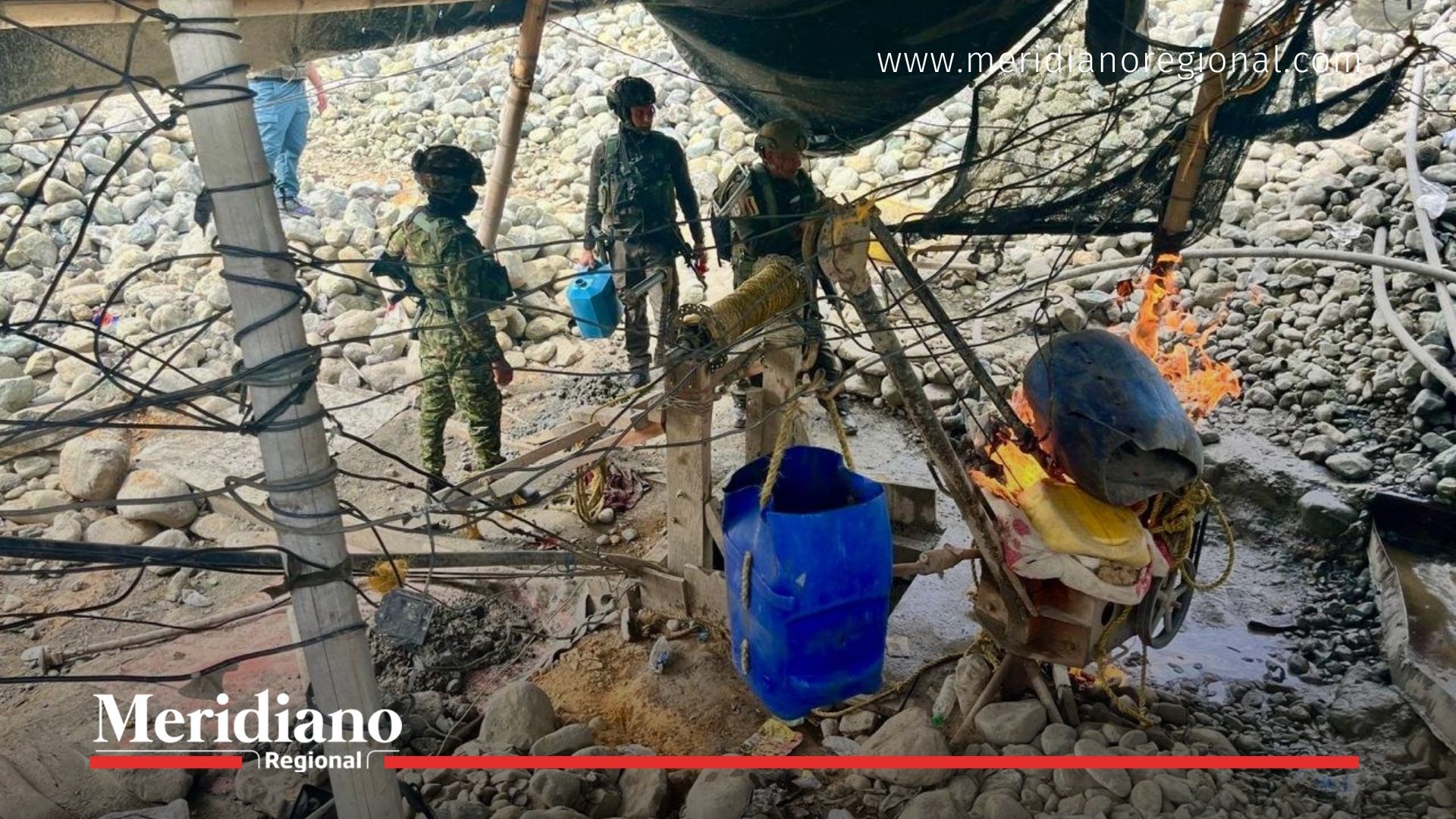 Militares del Ejército Nacional destruyen maquinaria usada en minería ilegal en Santander de Quilichao, Cauca.