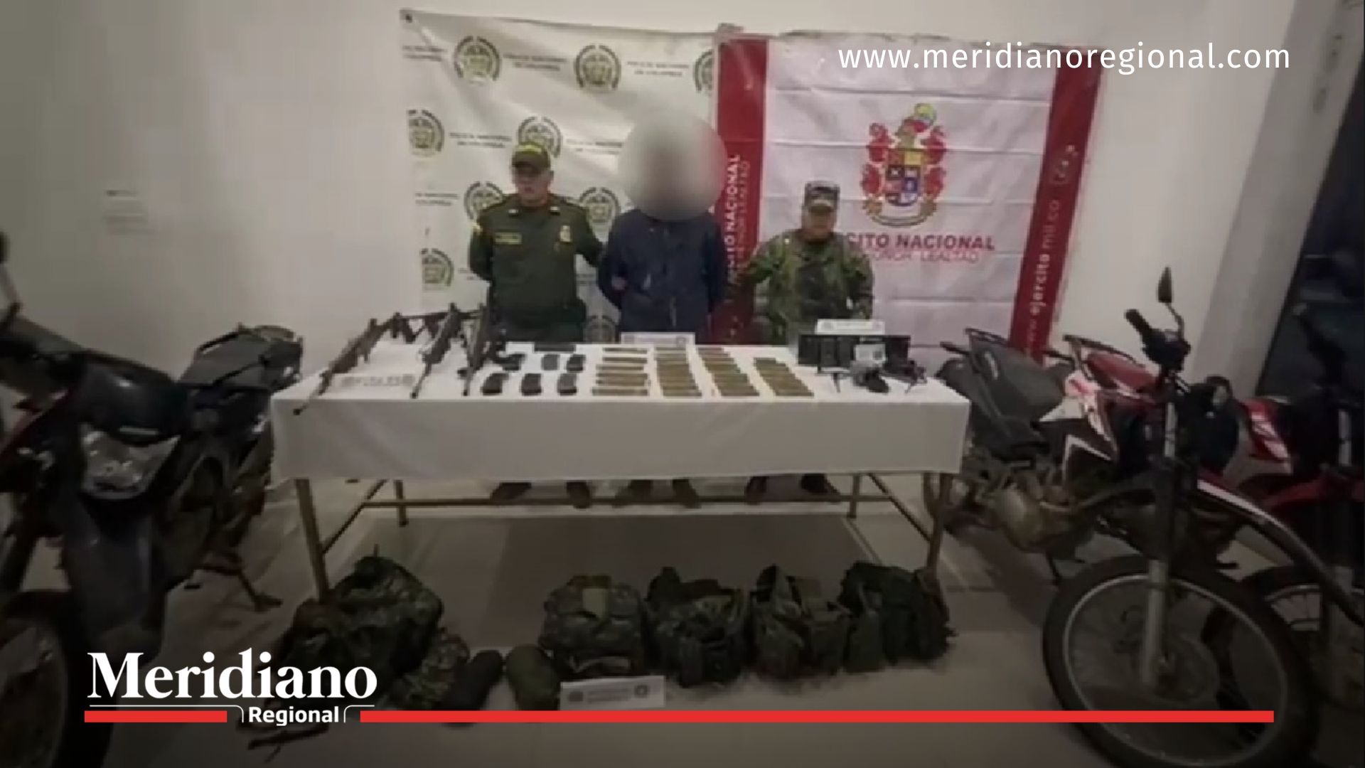 Autoridades del Ejército y la Policía presentan al capturado y el arsenal incautado durante el Plan Cazador en Ipiales, Nariño.