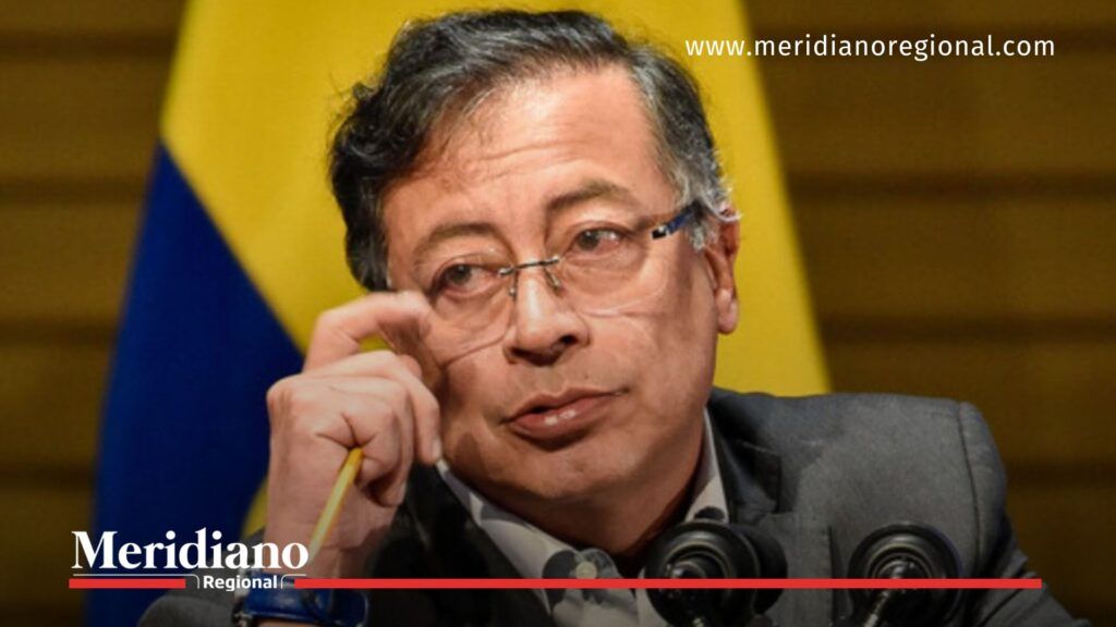 Gustavo Petro sancionado por EE. UU. reacciona tras su inclusión en la Lista Clinton durante una rueda de prensa en Bogotá.