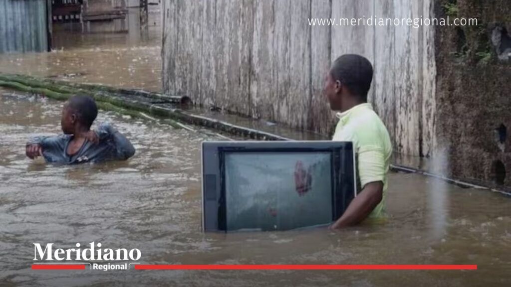 Habitantes del Chocó rescatan enseres tras inundaciones - Meridiano Regional habitantes-choco - rescate-enseres - inundaciones-choco - lluvias-choco - emergencia-climatica-choco