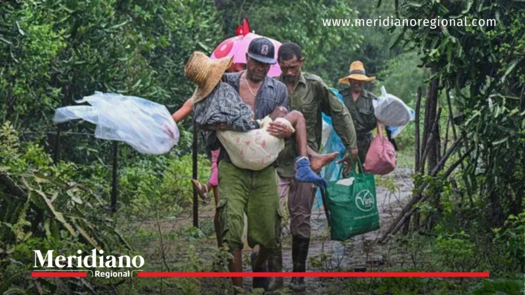 Evacuación de familias por el huracán Melissa en Cuba - Meridiano Regional Familias evacuando durante las intensas lluvias provocadas por el huracán Melissa en Cuba.