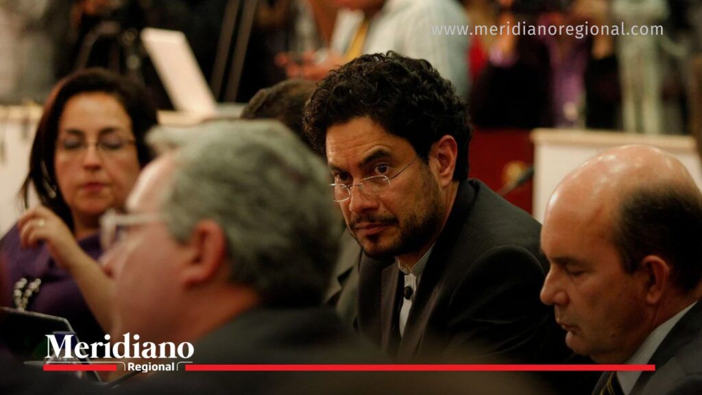 Iván Cepeda, víctima en el recurso de casación contra Álvaro Uribe - Meridiano Regional El senador Iván Cepeda, víctima en el proceso, observa a Álvaro Uribe durante un evento público relacionado con el contexto del recurso de casación.