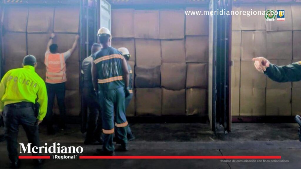 autoridades-inspeccionan-contrabando-buenaventura - incautacion-tenis-contrabando-buenaventura - fiscalia-polfa-buenaventura