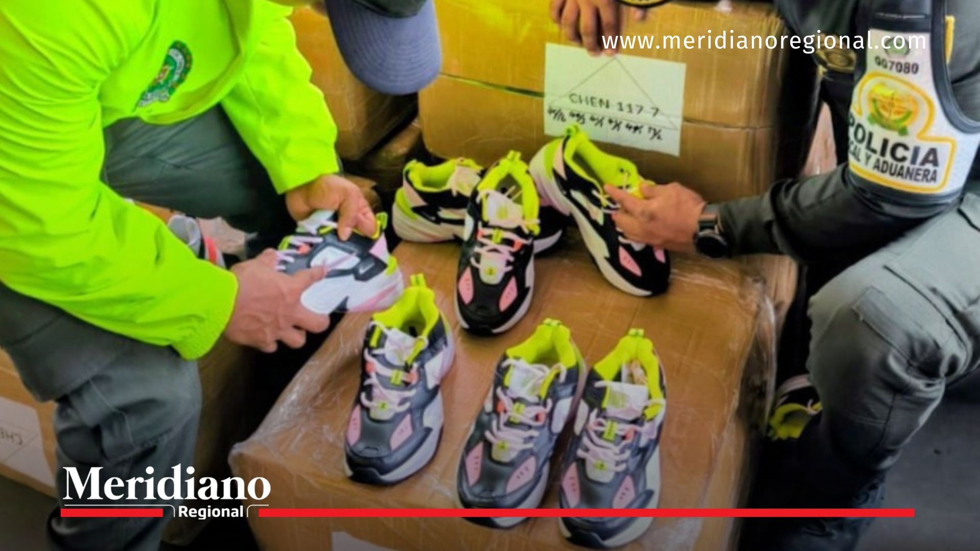 policia-revisa-tenis-contrabando-buenaventura - incautacion-tenis-contrabando-buenaventura - fiscalia-polfa-buenaventura