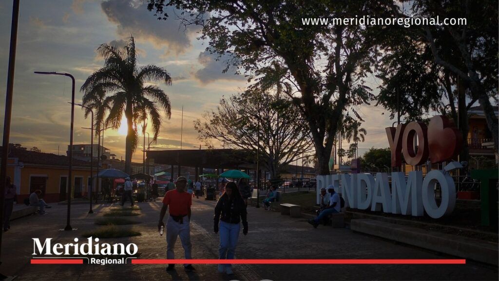 Atardecer en Piendamó – Arsenal ilegal en el Cauca - Meridiano Regional arsenal-ilegal-cauca - atardecer-piendamo - parque-principal-piendamo