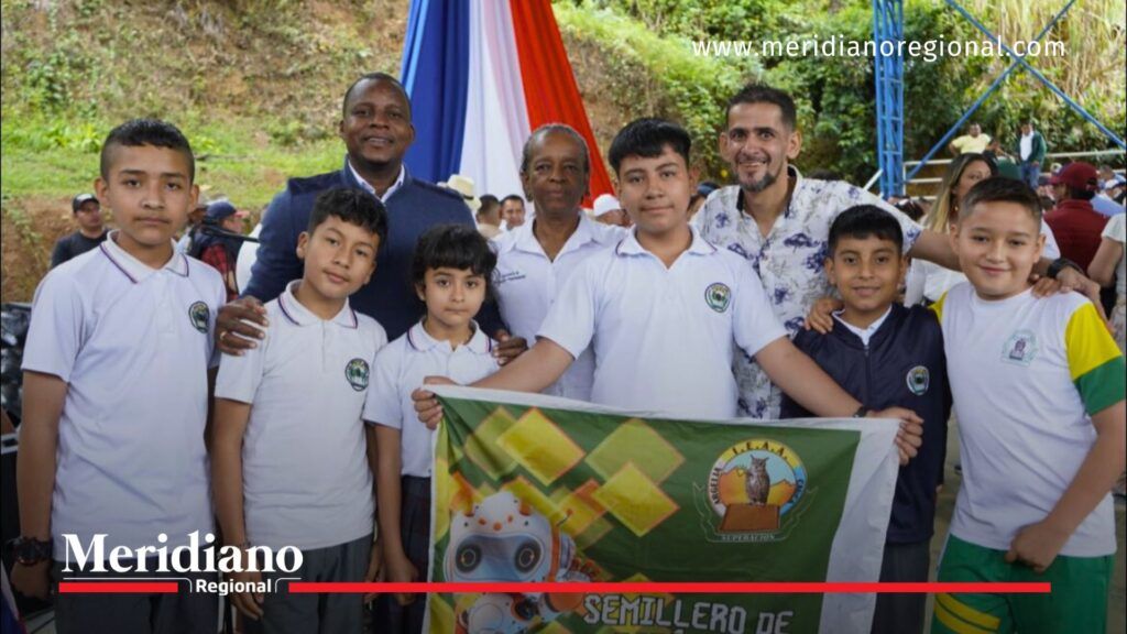 Estudiantes de la Institución Educativa Botafogo de Argelia, semillero de robótica junto a Sor Inés Larrahondo Carabalí, secretaria de Educación y Cultura del Cauca, durante jornada educativa en el sur del Cauca.