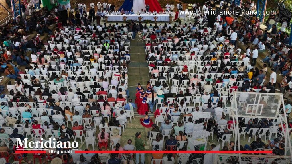 Comunidad de Argelia reunida en coliseo para escuchar al gobernador del Cauca, Octavio Guzmán, y a la Secretaría de Educación y Cultura del Cauca en socialización de proyectos educativos.