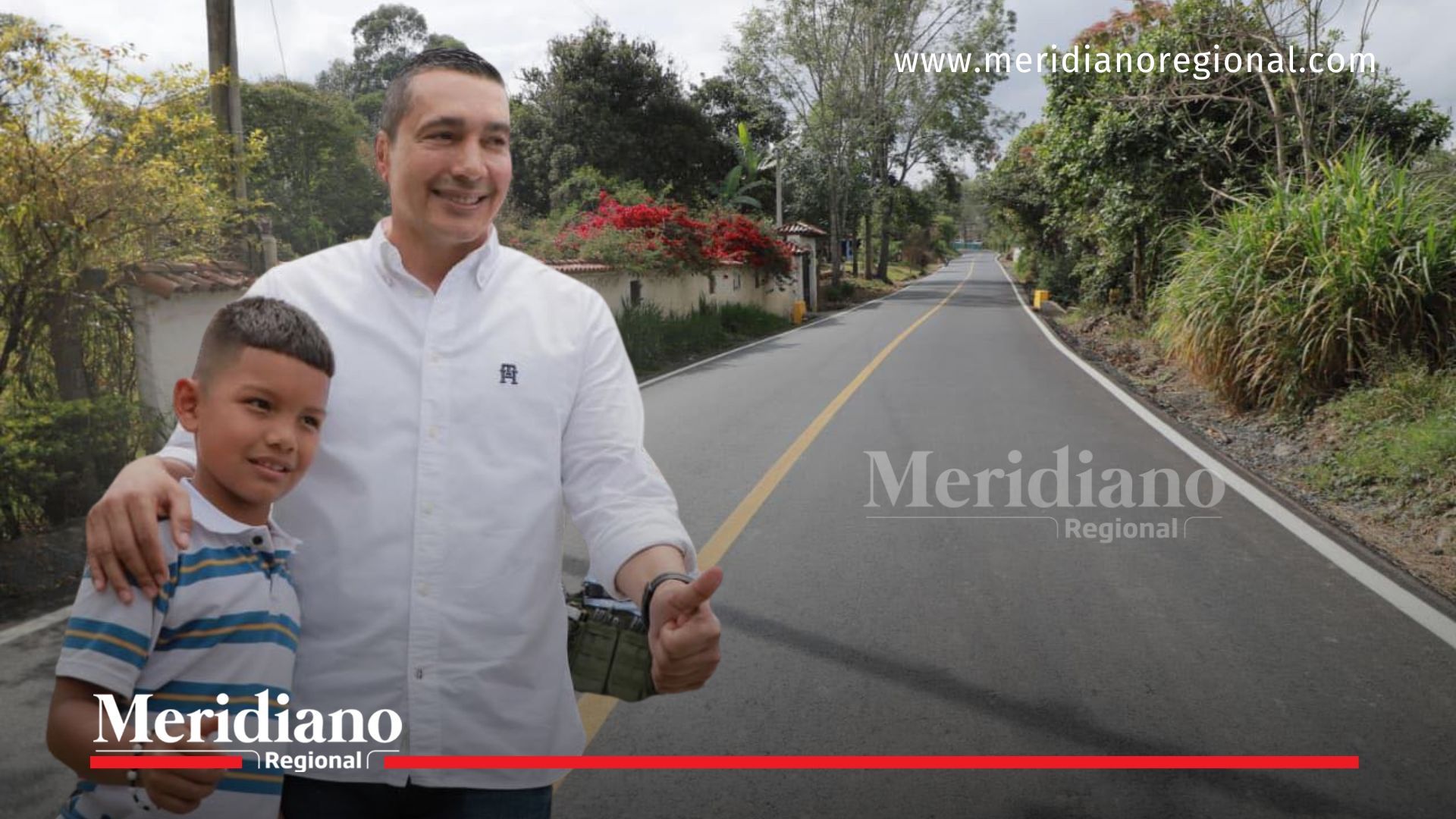 El Gobernador del Cauca, Octavio Guzmán, recorre la nueva vía pavimentada en Cajibío junto a un niño de la comunidad, destacando la inversión rural y la conectividad en el departamento.