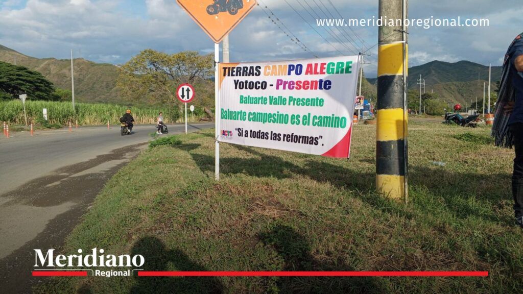 campesinos en mediacanoa exigen cumplimiento de la reforma agraria valle del cauca - bloqueo mediacanoa - vía buga buenaventura - protesta campesina valle