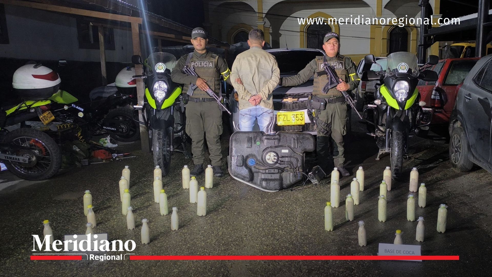 La Policía Nacional presentó al capturado y los 33 tarros con base de coca incautados en Mallama, Nariño.