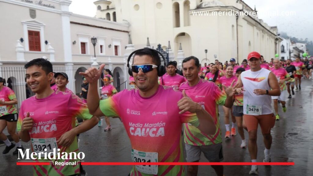 Corredores en el Centro Histórico durante la media maratón del Cauca 2025 - Meridiano Regional Corredores pasan por el Centro Histórico de Popayán frente al Hotel Monasterio durante la media maratón del Cauca 2025.
