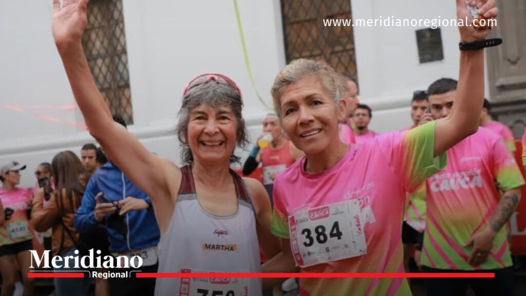 Corredoras celebran en la media maratón del Cauca 2025 - Meridiano Regional Corredoras sonrientes celebran su participación en la media maratón del Cauca 2025.
