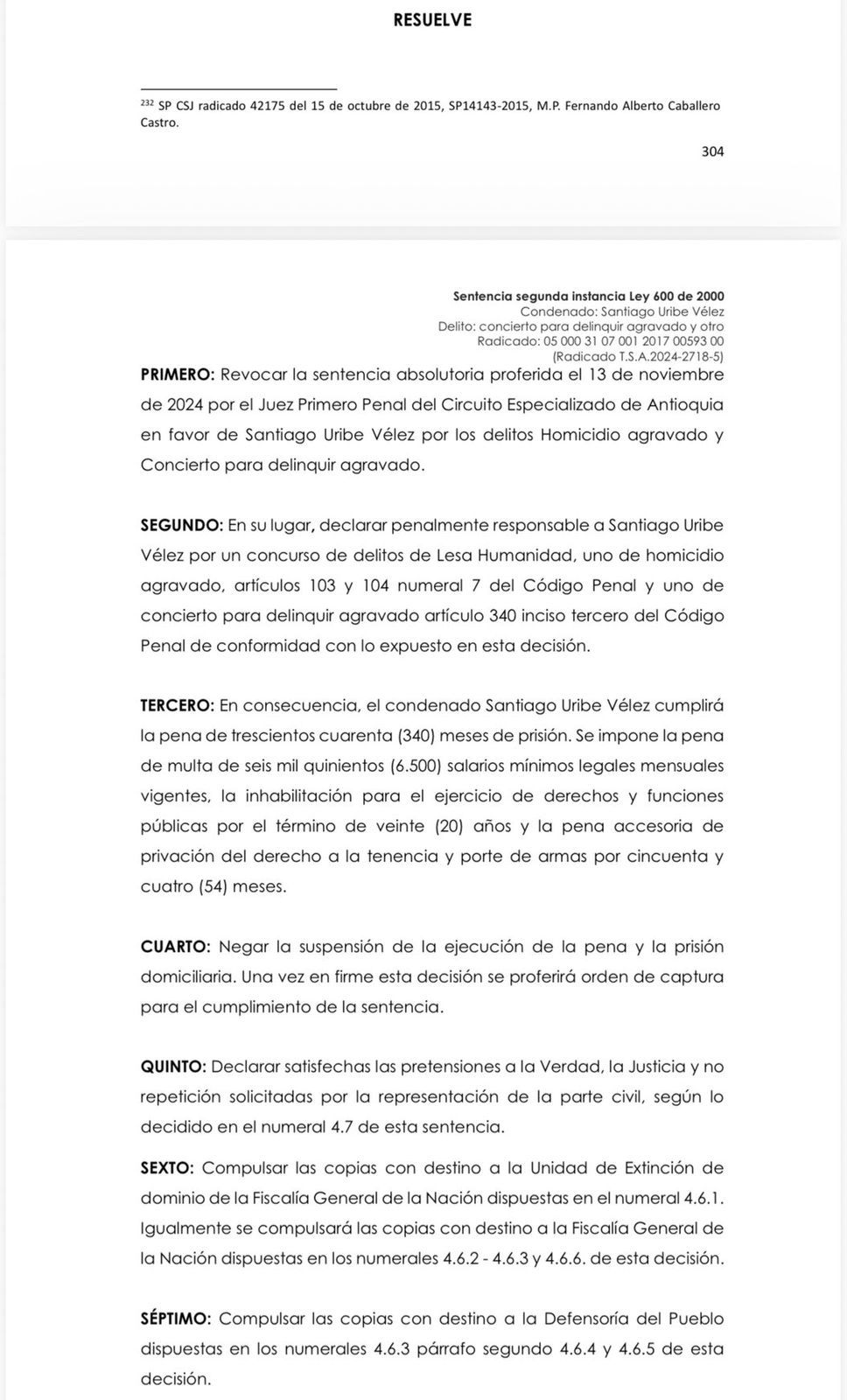 Carpeta jurídica con documentos y códigos de ley.