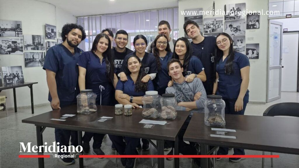 Estudiantes impulsan la memoria médica del Cauca - Meridiano Regional Estudiantes de Medicina en la exposición sobre la memoria médica del Cauca en la Facultad de Ciencias de la Salud de la Universidad del Cauca.