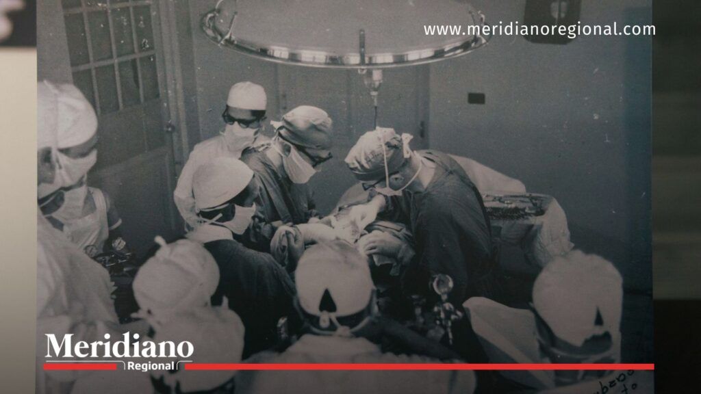 Cirugía histórica y la memoria médica del Cauca - Meridiano Regional Fotografía histórica de cirugía en la Universidad del Cauca, parte de la exposición sobre la memoria médica del Cauca.
