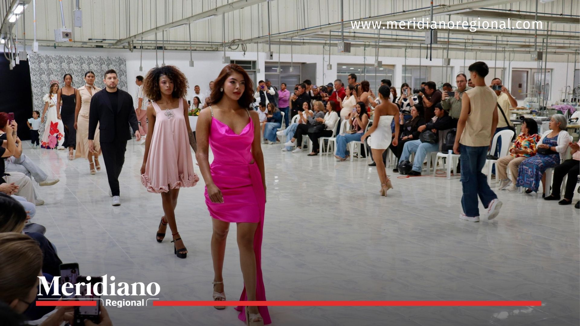Modelos presentan diseños de moda inclusiva y sostenible durante el desfile inaugural en el Centro Textil de Popayán.