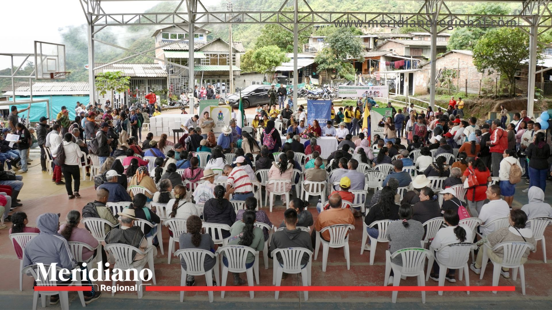 Habitantes de Rosas participaron en la jornada de entrega de ayudas humanitarias liderada por la Gobernación del Cauca.