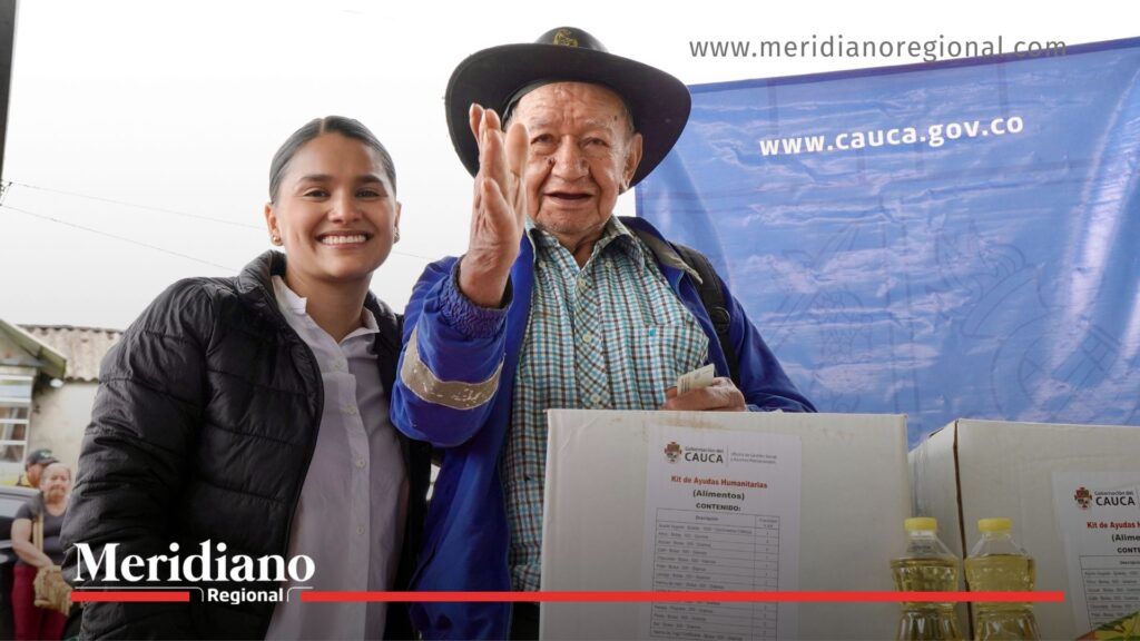 Solidaridad en Rosas Cauca durante entrega de ayudas - Meridiano Regional Adulto mayor recibiendo ayuda alimentaria durante jornada de solidaridad en Rosas Cauca organizada por la Gobernación del Cauca.