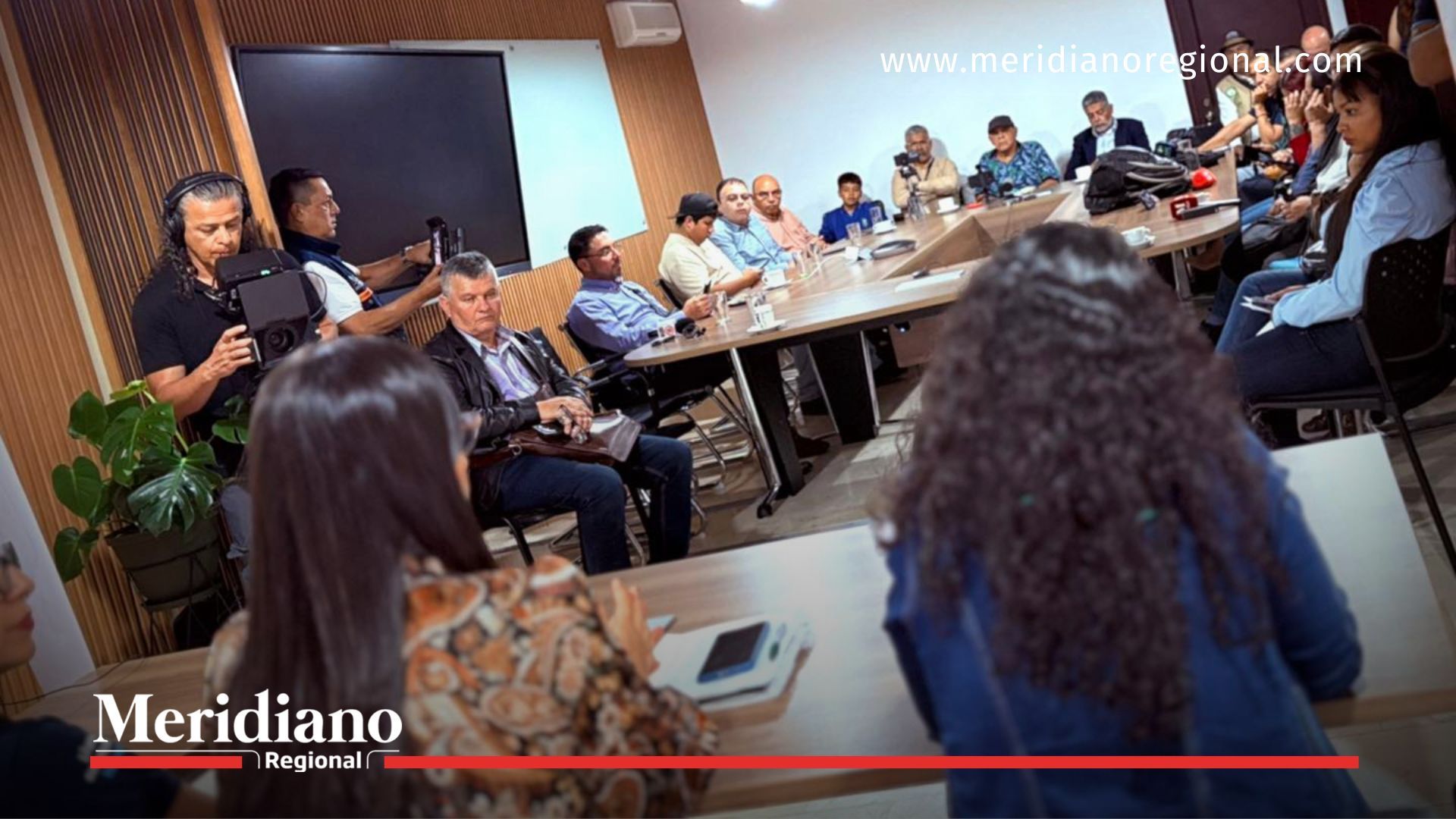 Representantes institucionales, docentes y medios de comunicación durante la rueda de prensa del Cauca Challenge 2025.