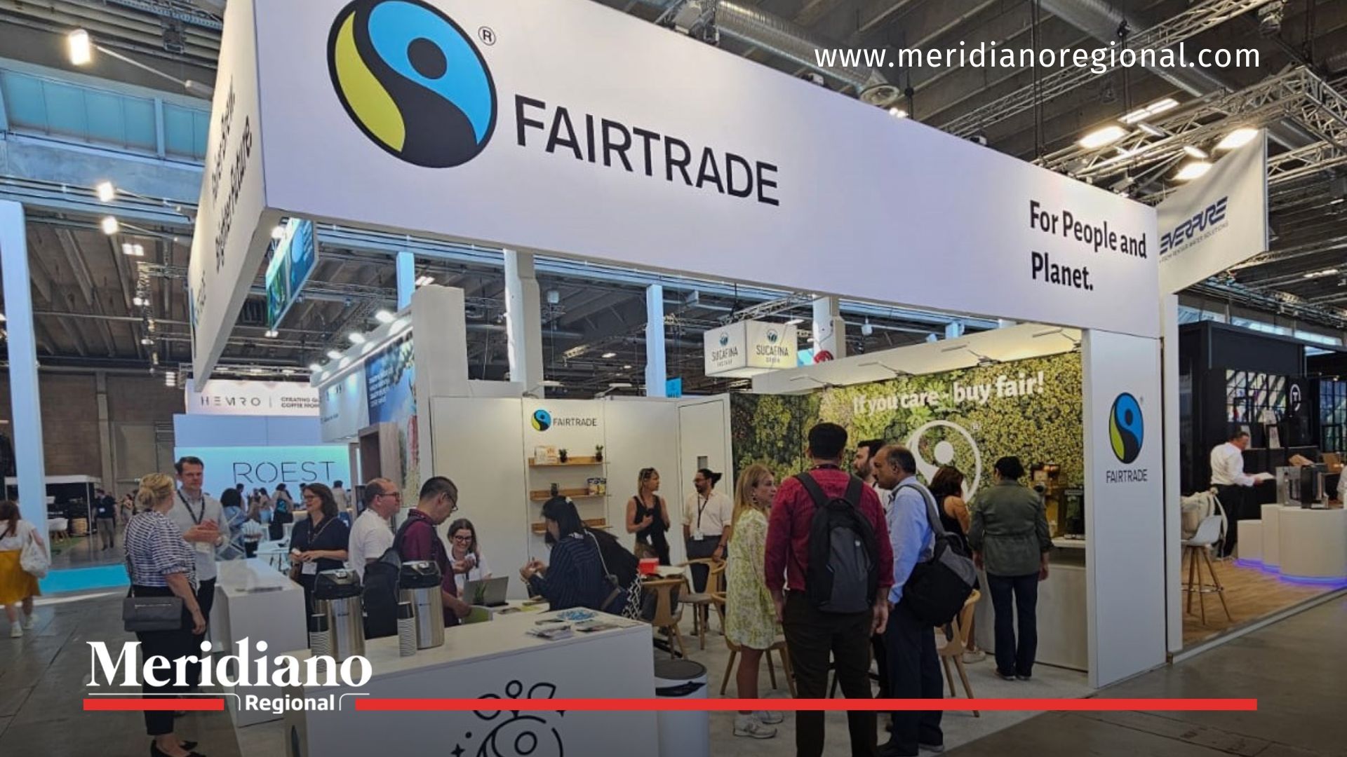 Stand de FAIRTRADE durante un evento que promueve el comercio justo y el desarrollo rural sostenible.