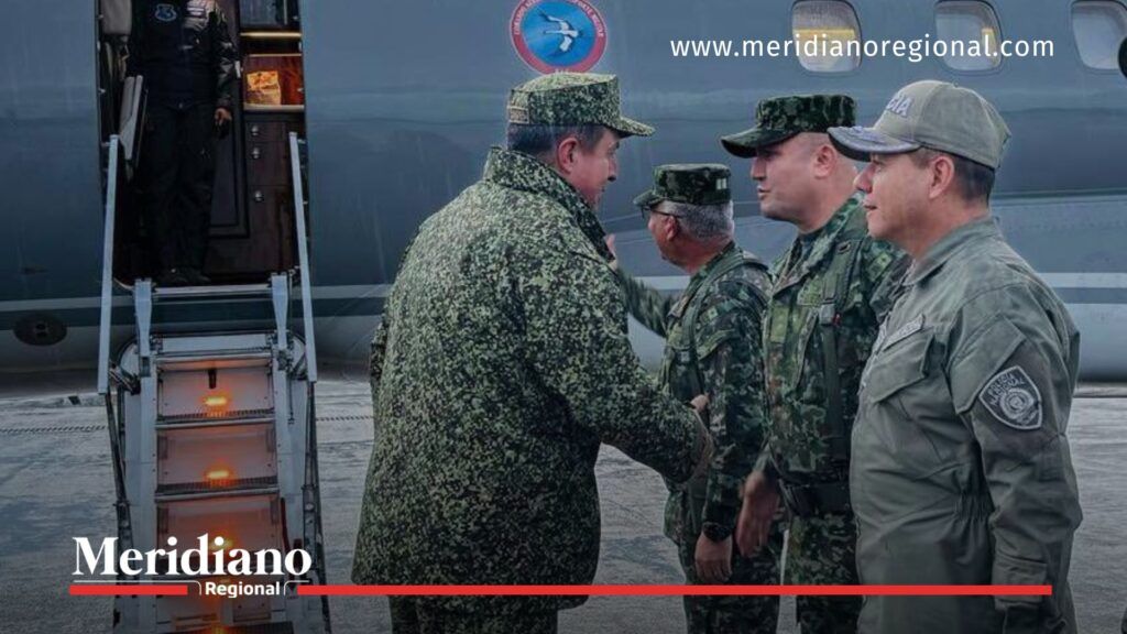 Comandante General saluda al comandante de Popayán tras llegar para coordinar la respuesta militar al ataque en Suárez Cauca.