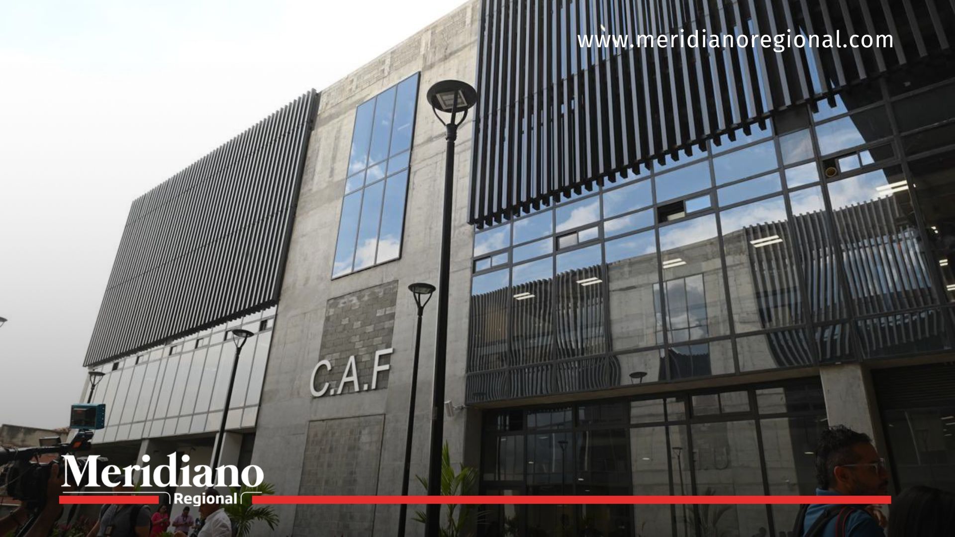 Fachada principal del búnker Fiscalía Cali, nueva sede judicial moderna que representa la transformación urbana y la justicia en Cali.