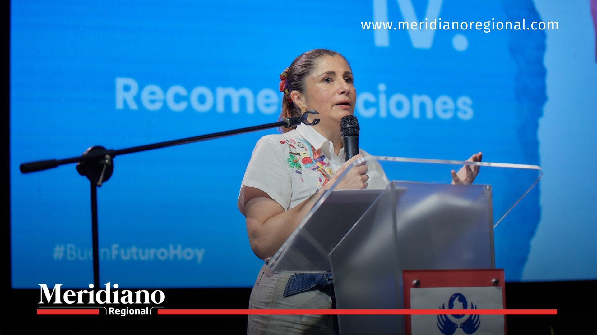La defensora del Pueblo, Iris Marín, expone las recomendaciones del informe “Medicamentos inaccesibles, derechos vulnerados”, en el que se evidencia la crítica situación del sistema de salud colombiano. Durante su intervención, Marín destacó la necesidad de fortalecer la coordinación institucional para garantizar el acceso a medicamentos en Colombia y proteger el derecho fundamental a la salud de todos los ciudadanos.