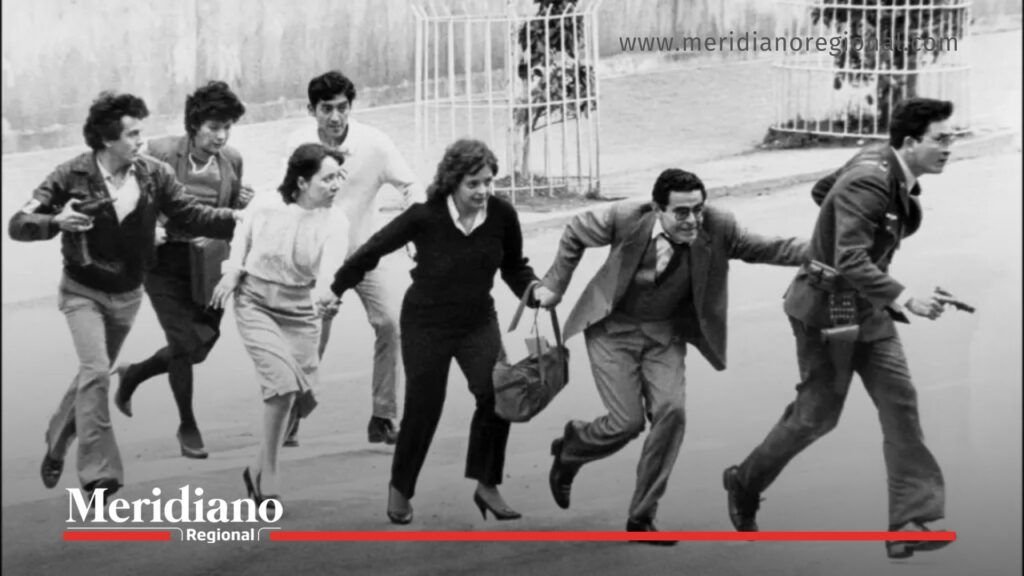 personas-huyen-palacio-de-justicia-bogota-1985