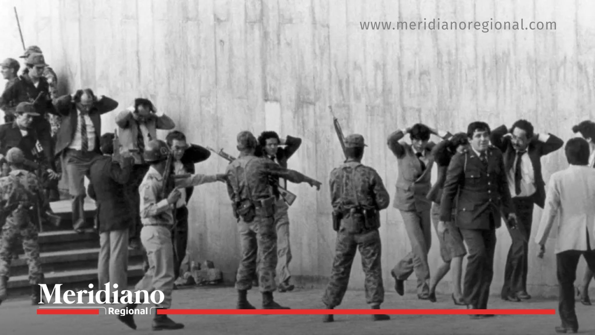 Momentos de tensión durante la toma del Palacio de Justicia en Bogotá, cuando militares escoltan a civiles y funcionarios fuera del edificio.