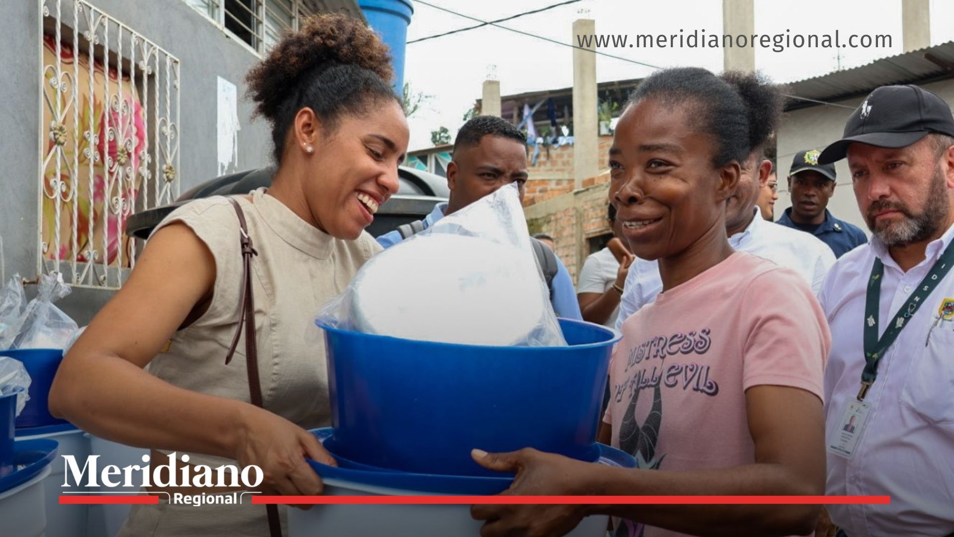 Habitantes de El Bajito reciben ayudas humanitarias tras el incendio en Tumaco.
