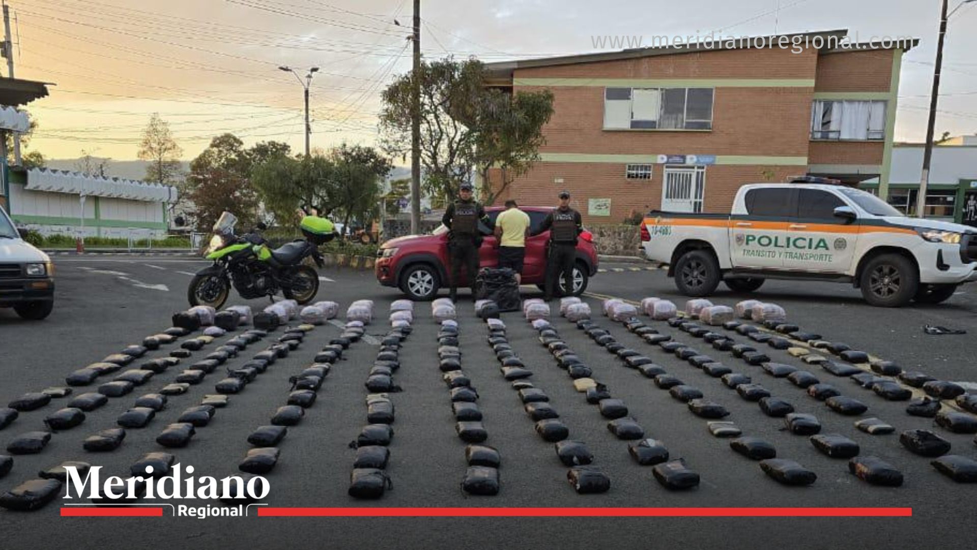 Operativo policial en Taminango, Nariño, donde la Policía Nacional capturó a un hombre e incautó más de 300 kilos de marihuana en la vía Panamericana. Los paquetes de droga están alineados en el suelo frente al vehículo intervenido, como parte del golpe al narcotráfico en el sur del país.