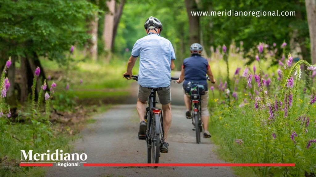 Pareja de ciclistas promueve la actividad física en el Cauca - Meridiano Regional pareja en bicicleta - Día Mundial de la Bicicleta - Cauca pedalea - Indeportes Cauca - Gobernación del Cauca - deporte Cauca