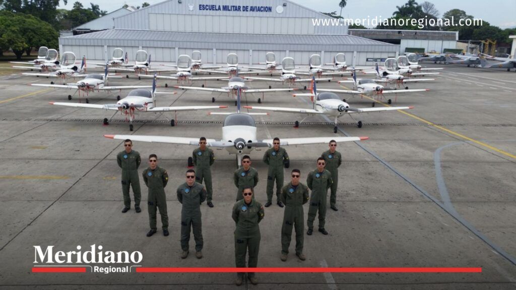 Aviadores de la Fuerza Aérea Colombiana en la Escuela Militar de Aviación - Meridiano Regional aviadores de la Fuerza Aérea Colombiana formados frente a aviones de entrenamiento en la Escuela Militar de Aviación en Cali