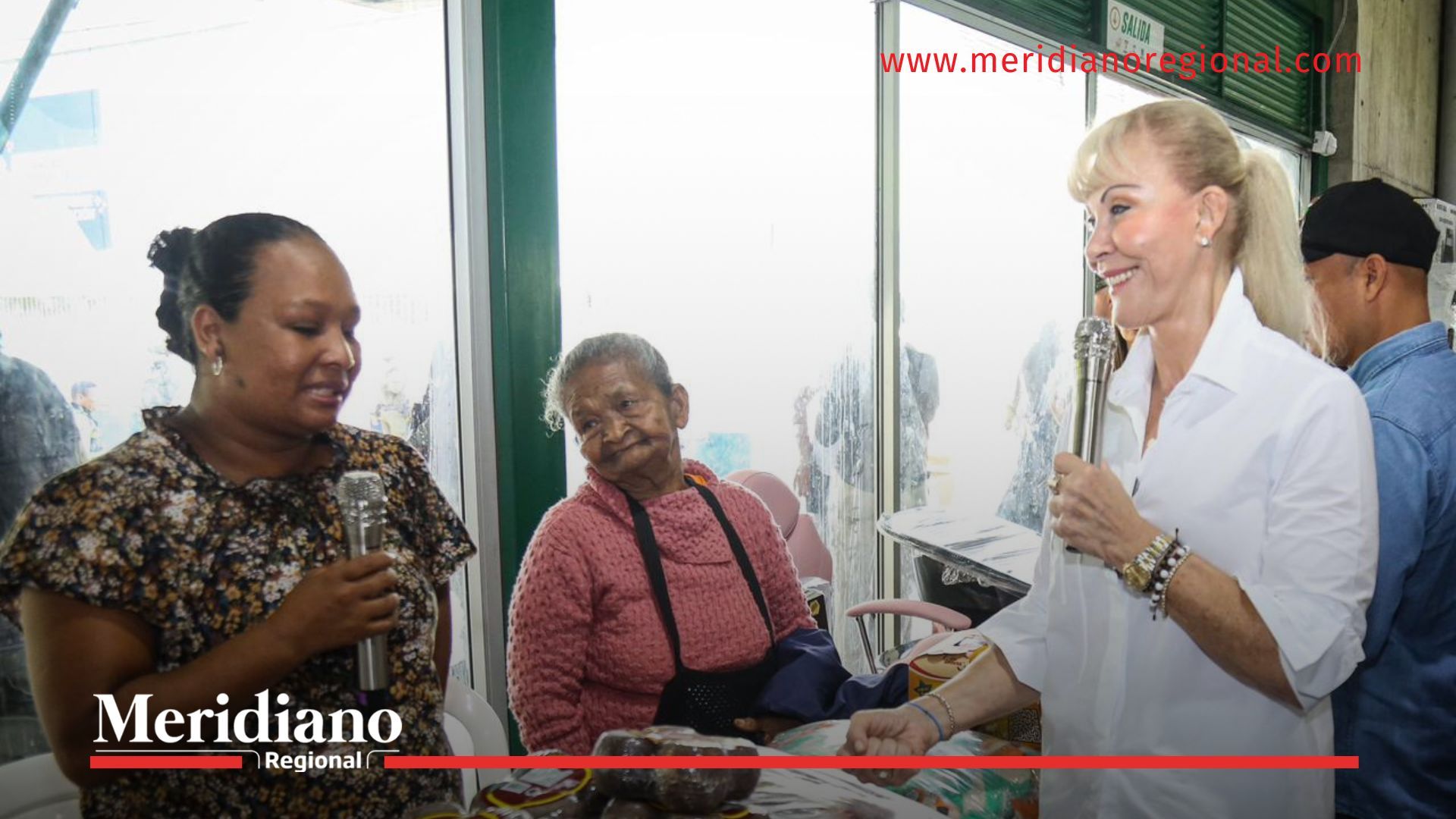 La gobernadora Dilian Francisca Toro comparte con emprendedoras beneficiarias durante la entrega de herramientas de ValleINN+ Jamundí.