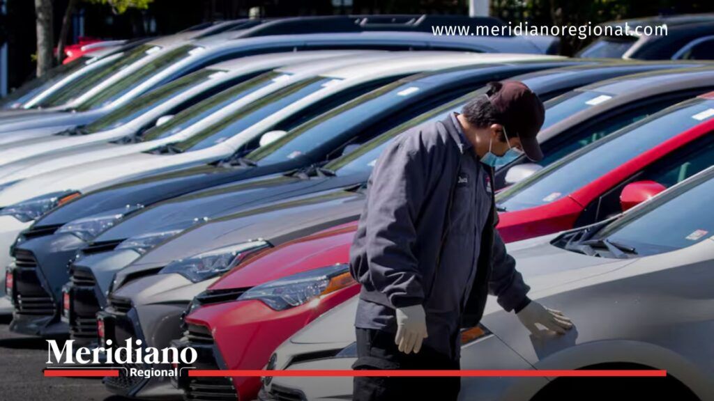 Colombiano revisando vehículos importados ante nuevos aranceles - Meridiano Regional colombiano revisando vehículos importados - aranceles de importación - carros y motos - industria automotriz colombiana - precios de vehículos 2025