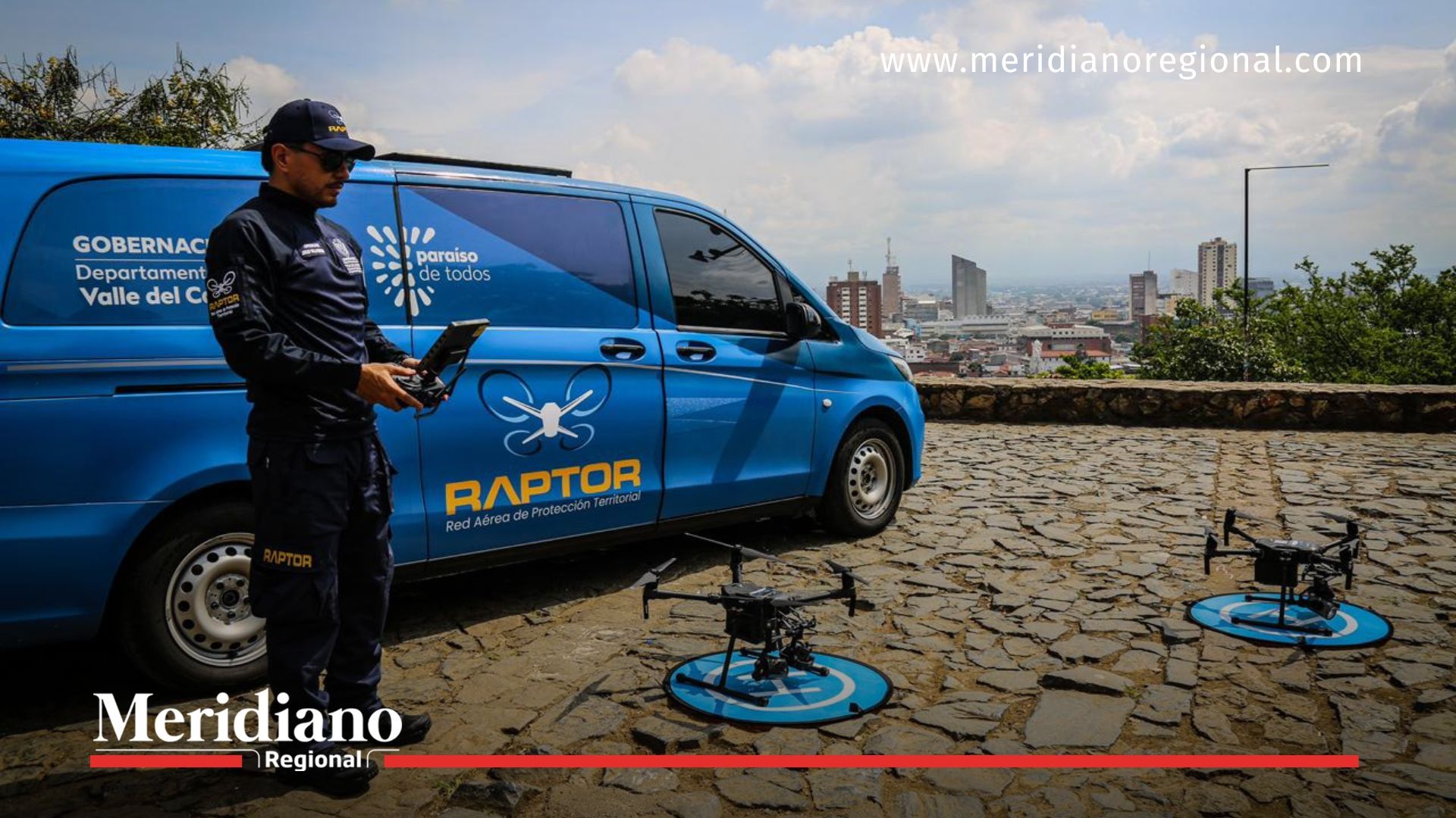 controlador del dron en simulacro - Raptor Valle del Cauca - seguridad del Valle del Cauca - Gobernación del Valle - tecnología para la seguridad - drones de vigilancia