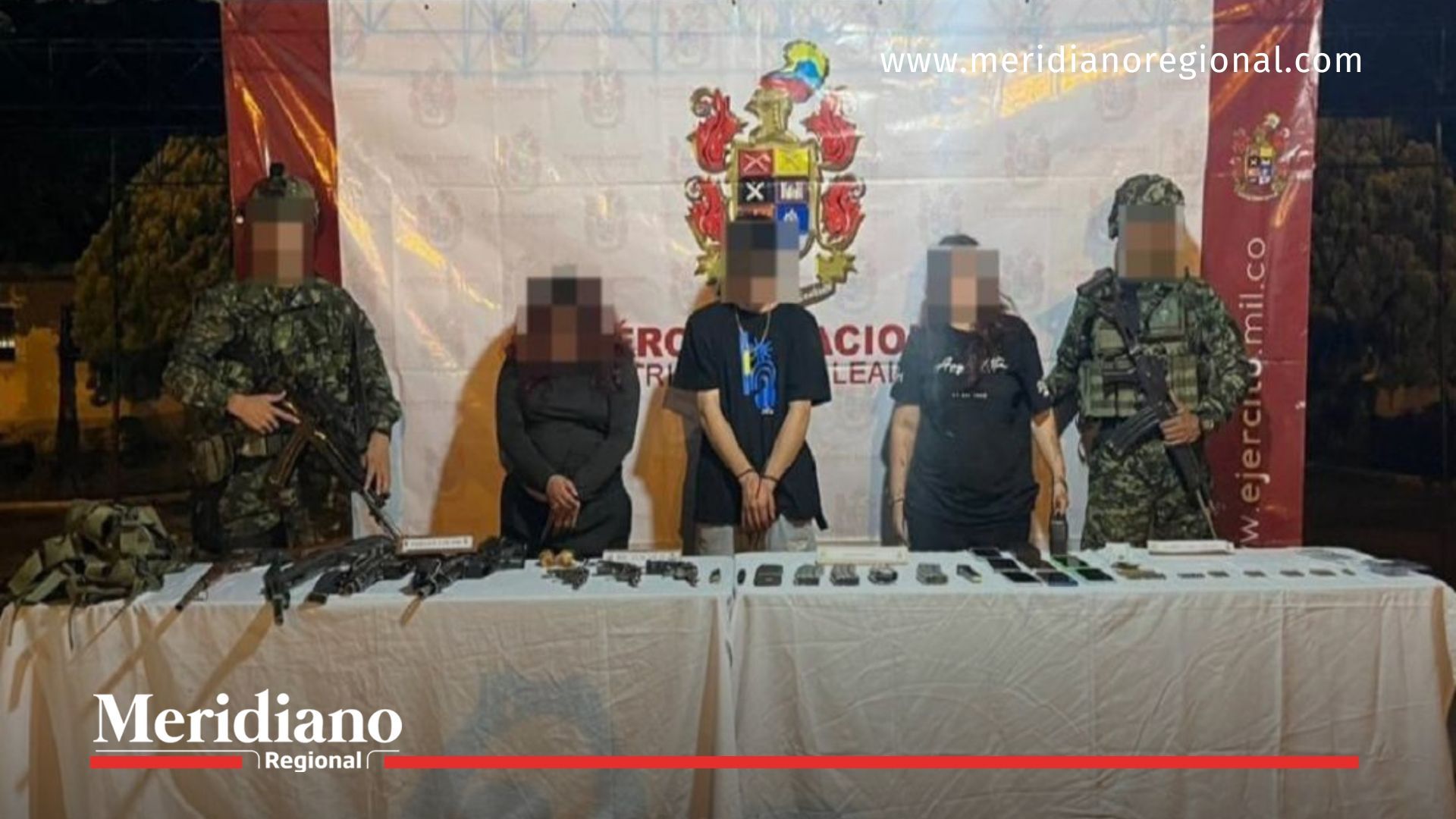 Ejército Nacional presenta a los capturados y material incautado tras el combate en Guacarí, Valle del Cauca.